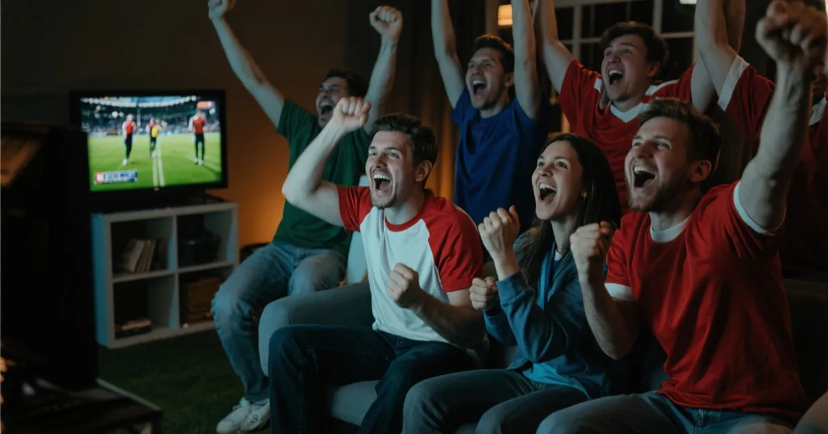 球迷在体育场欢呼的场景